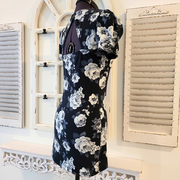 Black & White Rose print Key hole back jersey knit dress sized Small - Picture 3 of 4